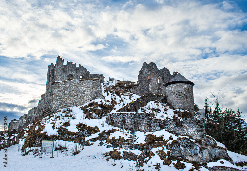 奥地利蒂罗尔阿尔卑斯山埃伦伯格城堡的中世纪灰烬，i