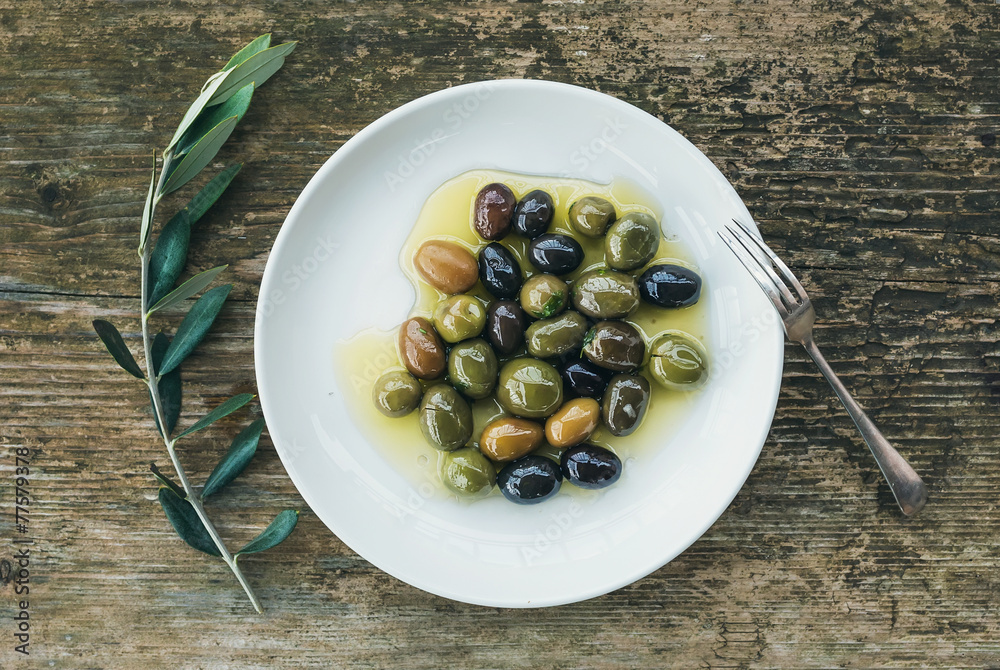 一盘橄榄油中的地中海橄榄和橄榄枝