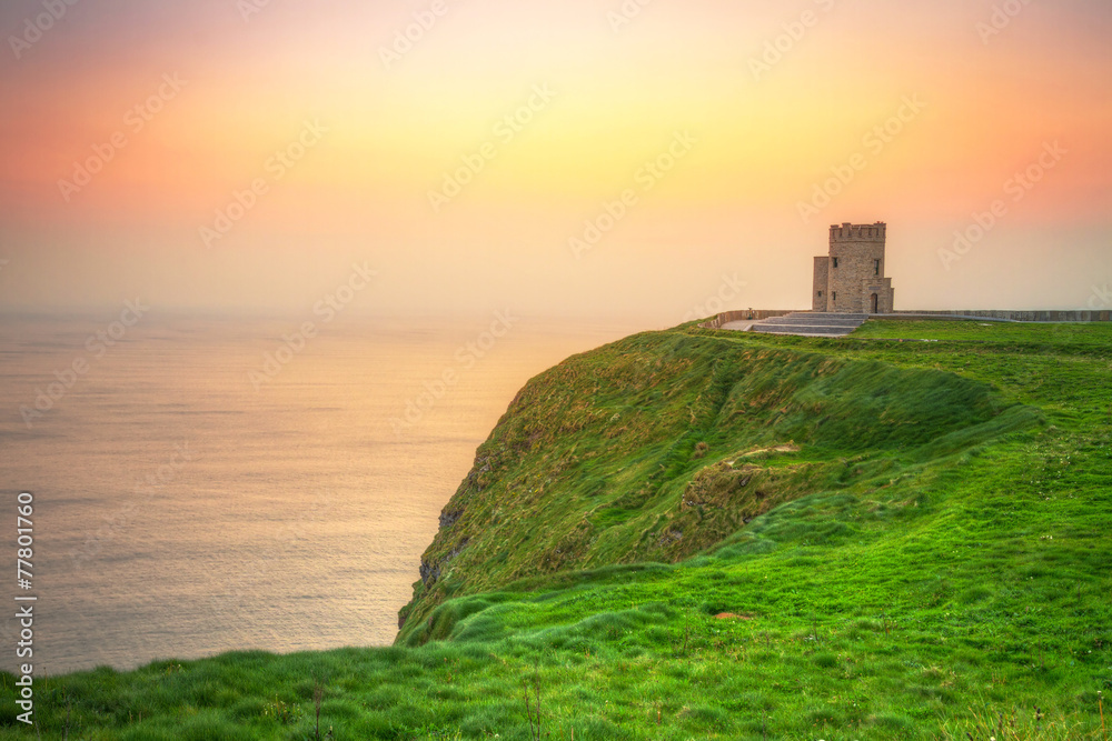 日落时分的爱尔兰莫尔悬崖上的塔