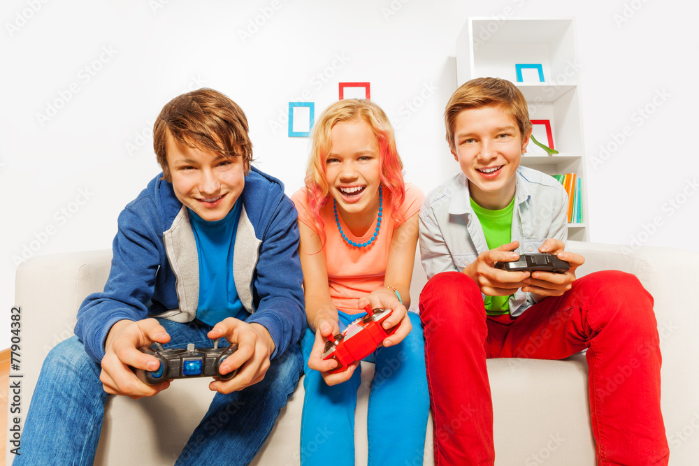 快乐的青少年拿着游戏杆玩游戏机