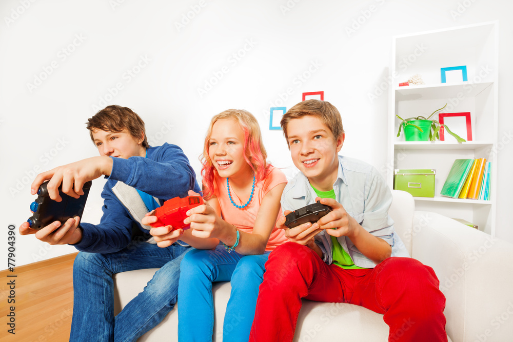 女孩和男孩拿着游戏杆玩游戏机