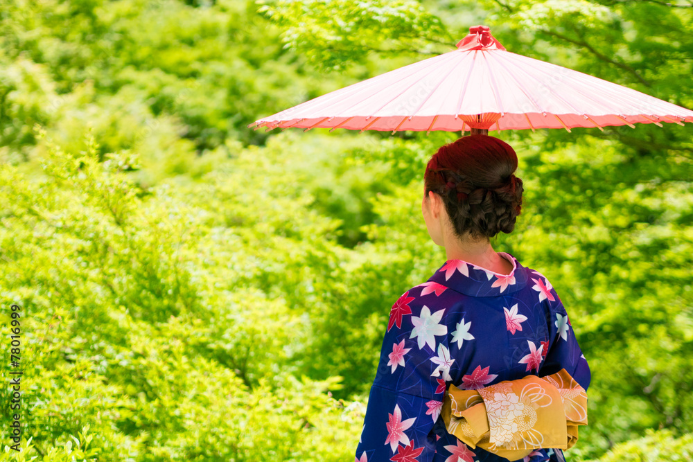 穿着日本传统和服的亚洲女人