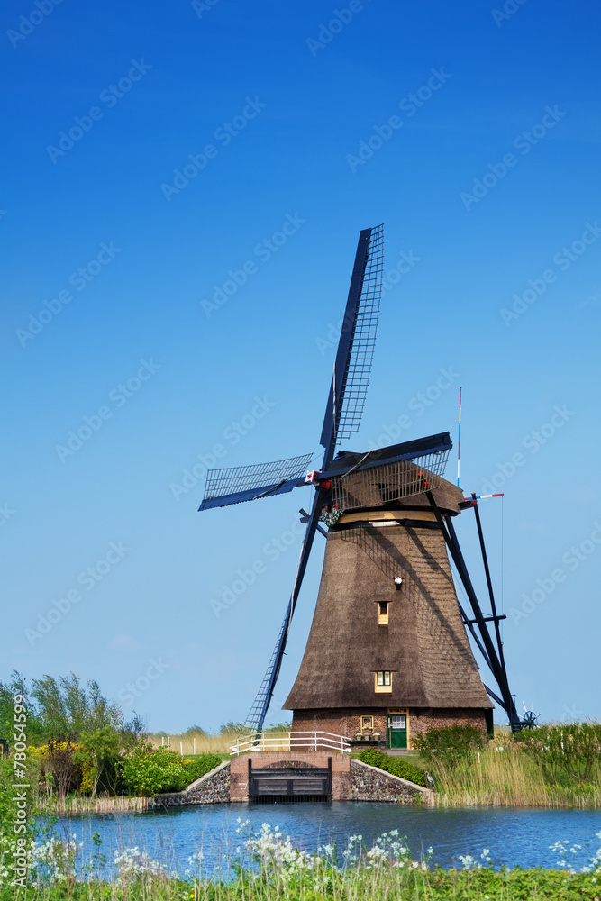 荷兰僭越航道上的风车景观