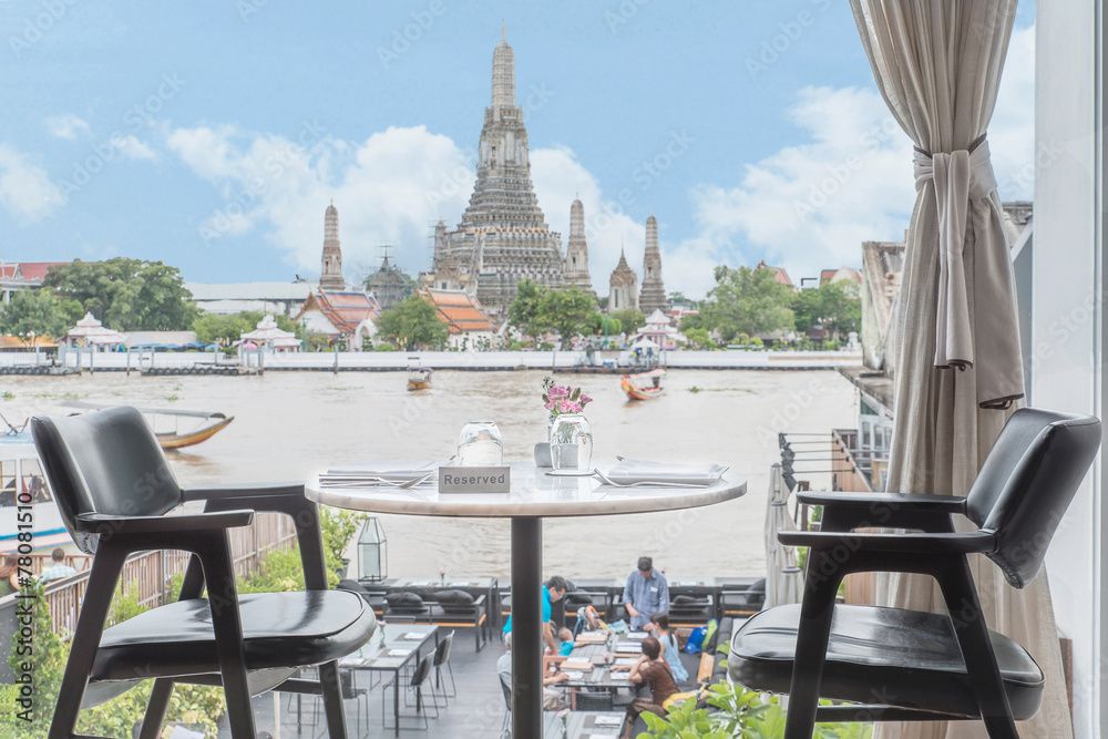 泰国曼谷Chaophraya河附近的河边座位和桌子