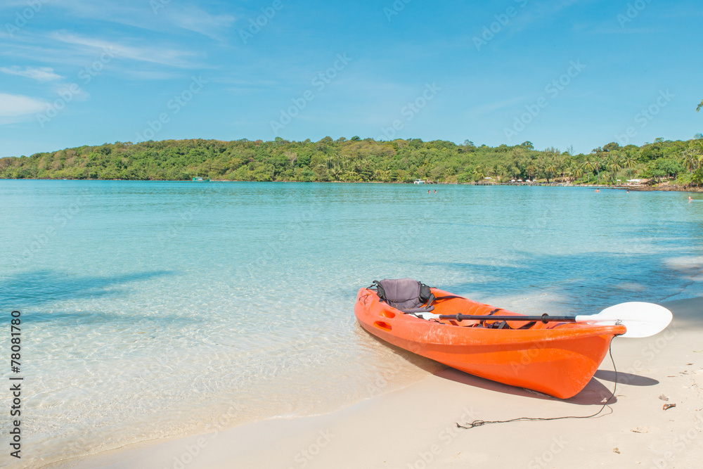 泰国热带海滩上的橙色皮划艇