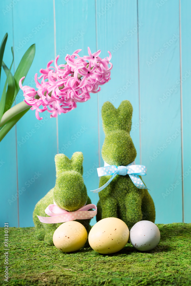 复活节兔子带蛋和粉色风信子花