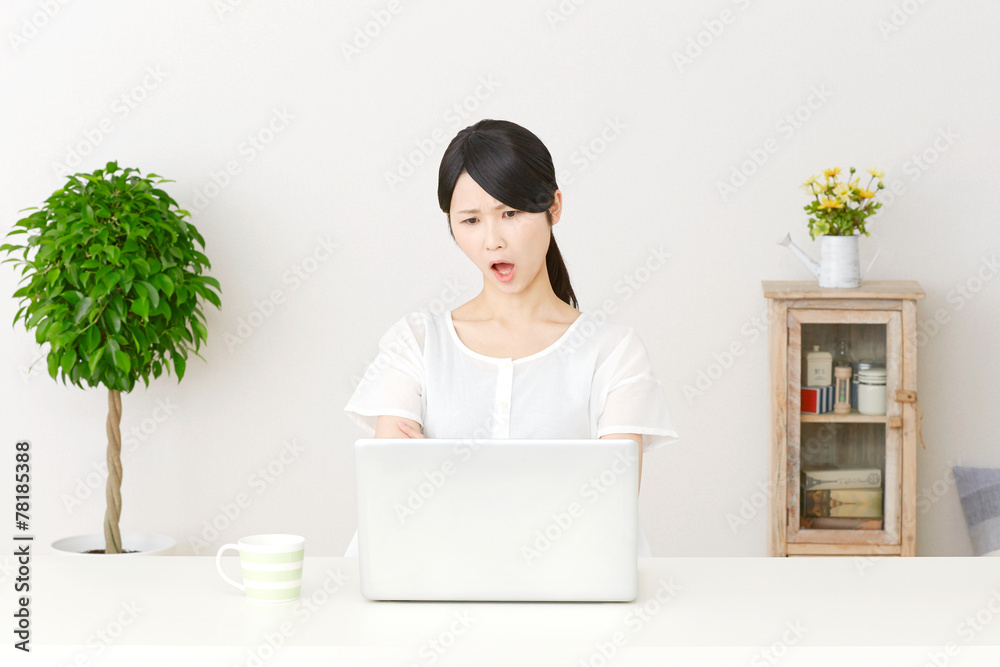 パソコンの前で怒る女性