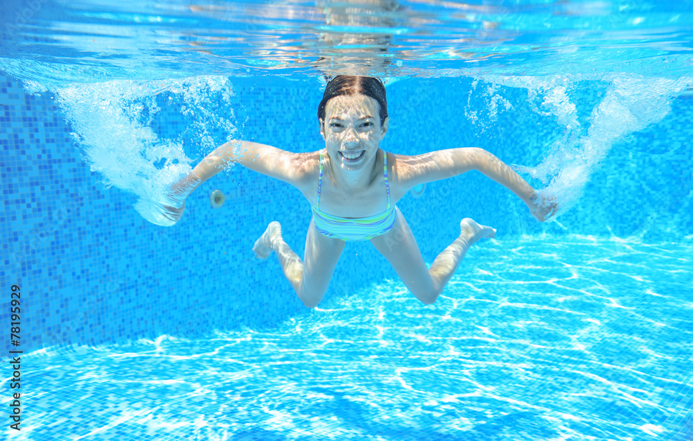孩子在水下游泳，女孩游泳玩得很开心