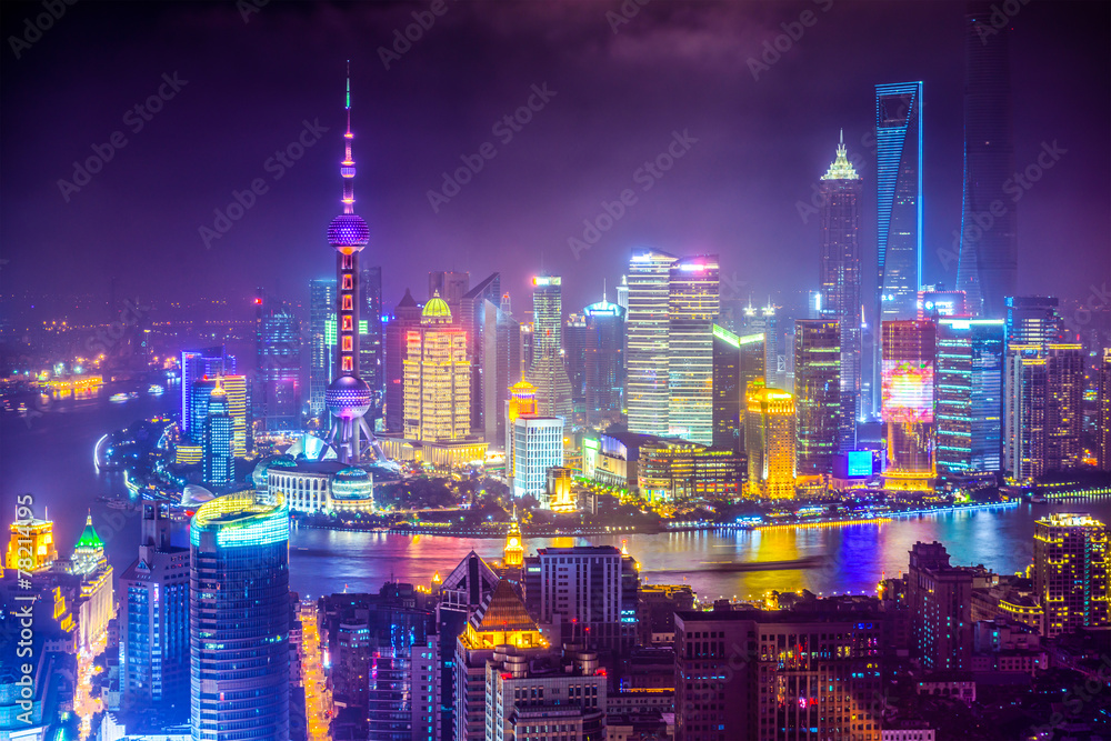 中国上海夜间空中城市景观