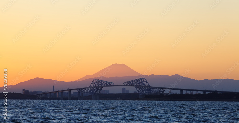 日落时的东京湾，有东京门桥和富士山