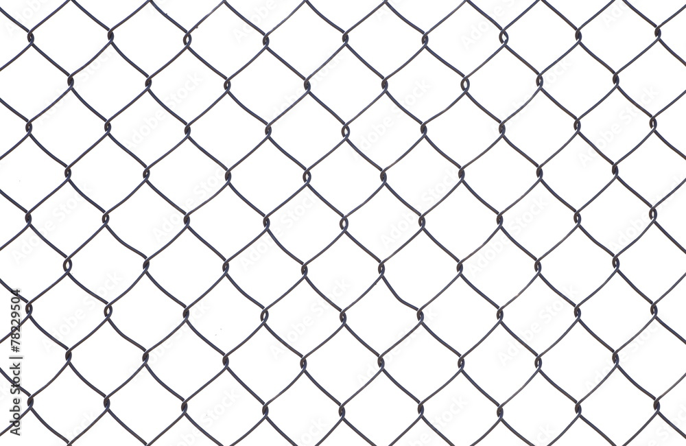 白色背景上隔离的铁丝网围栏