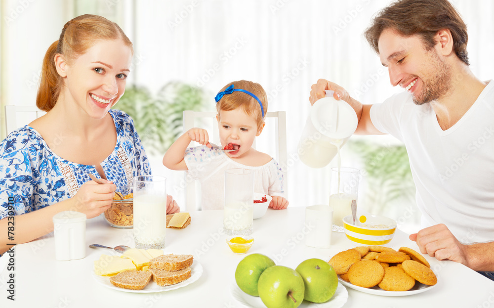 幸福的家庭母亲，父亲，孩子，宝贝女儿有早餐