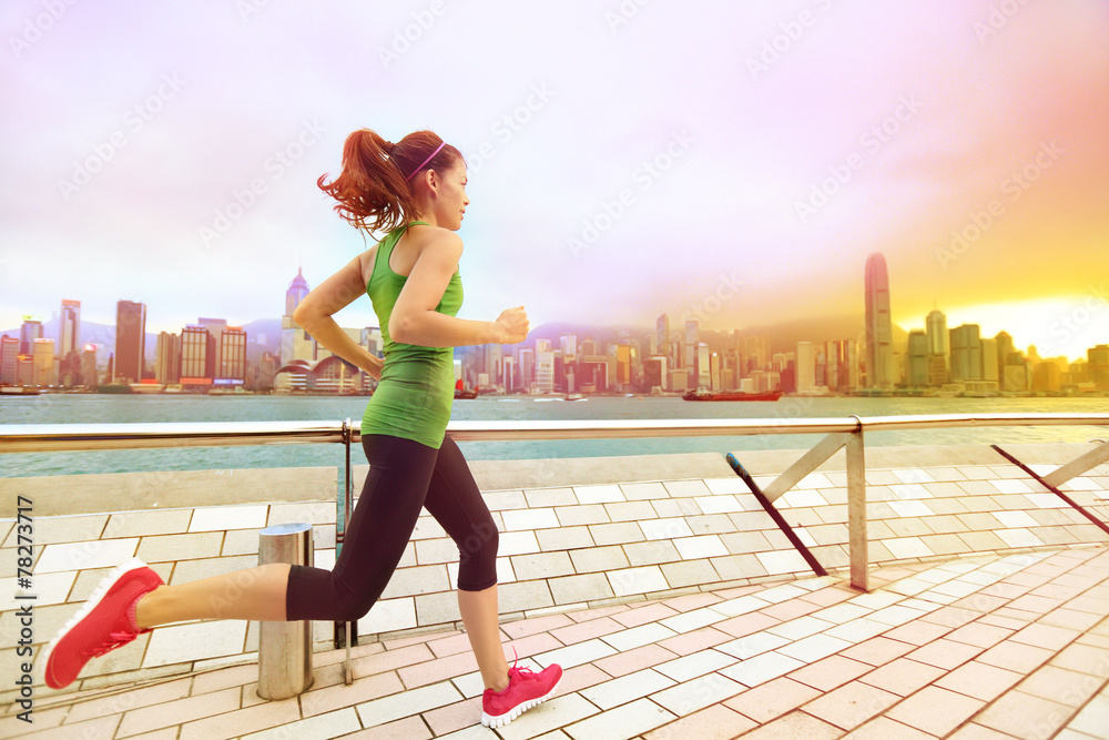 城市跑步女子日落香港慢跑