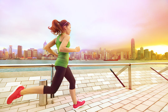 香港，一名城市跑步者在日落时分慢跑