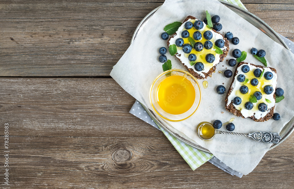 健康早餐套装，意大利乳清干酪、新鲜蓝莓和蜂蜜