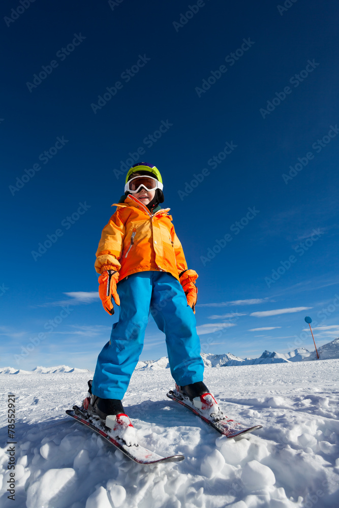 冬天戴着滑雪面罩和头盔的微笑男孩