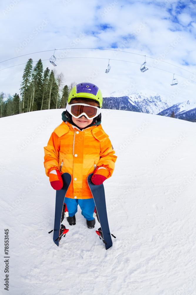 戴着滑雪面罩和头盔的可爱男孩