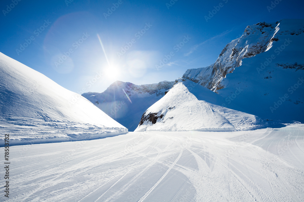 高加索山脉附近美丽的冬季滑雪道