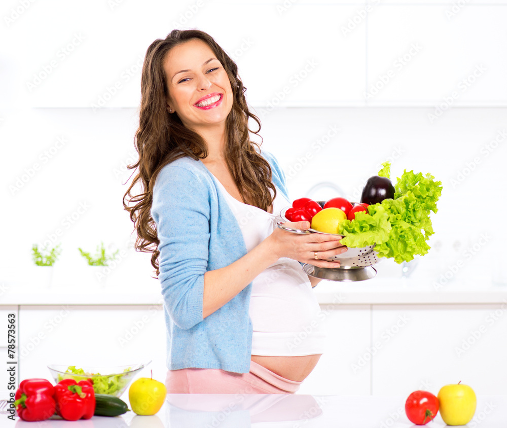 怀孕的年轻妇女烹饪蔬菜。健康食品