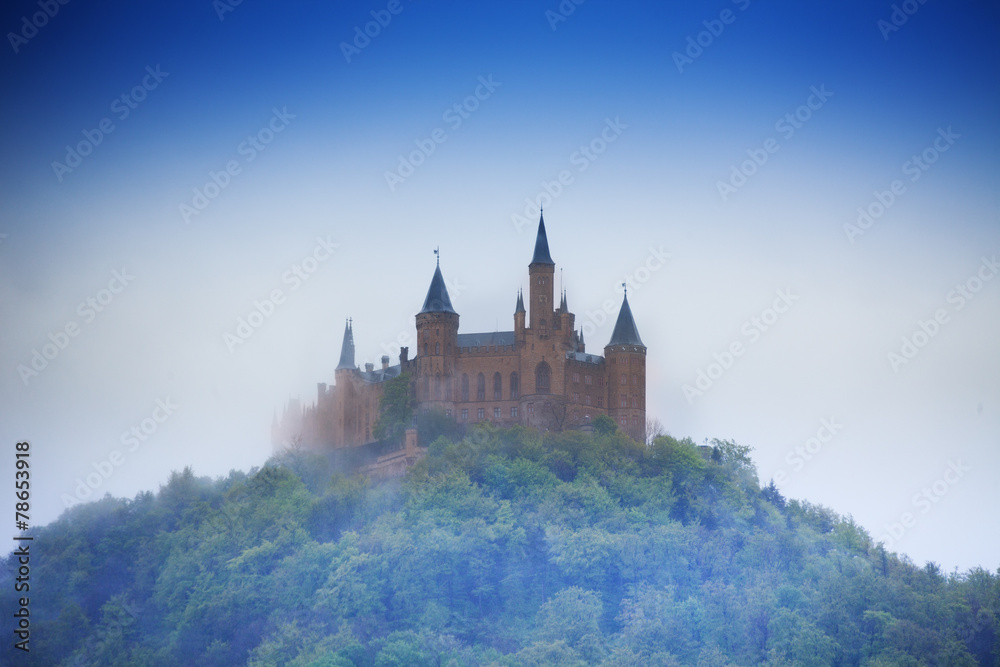 雾霾中的霍亨佐伦城堡美景