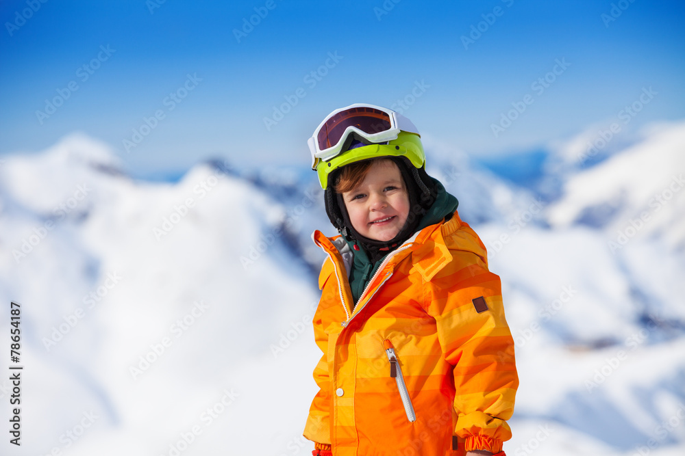 戴着滑雪面罩和头盔微笑男孩的肖像