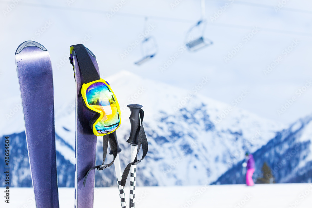 带面罩和滑雪杆的滑雪，背景为缆车