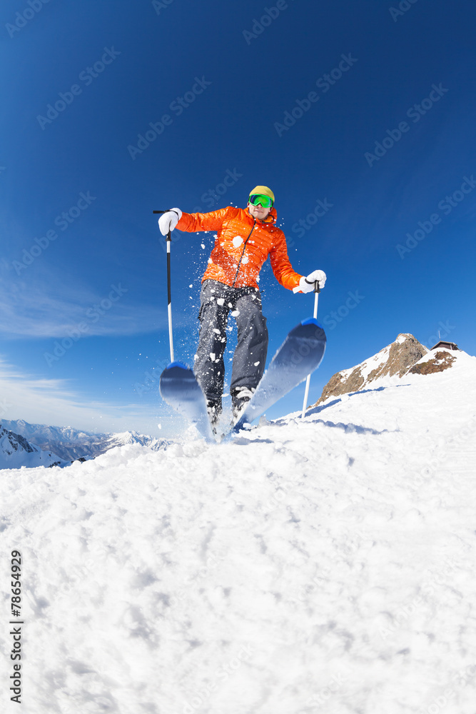 从下面看，年轻人在运动中滑雪
