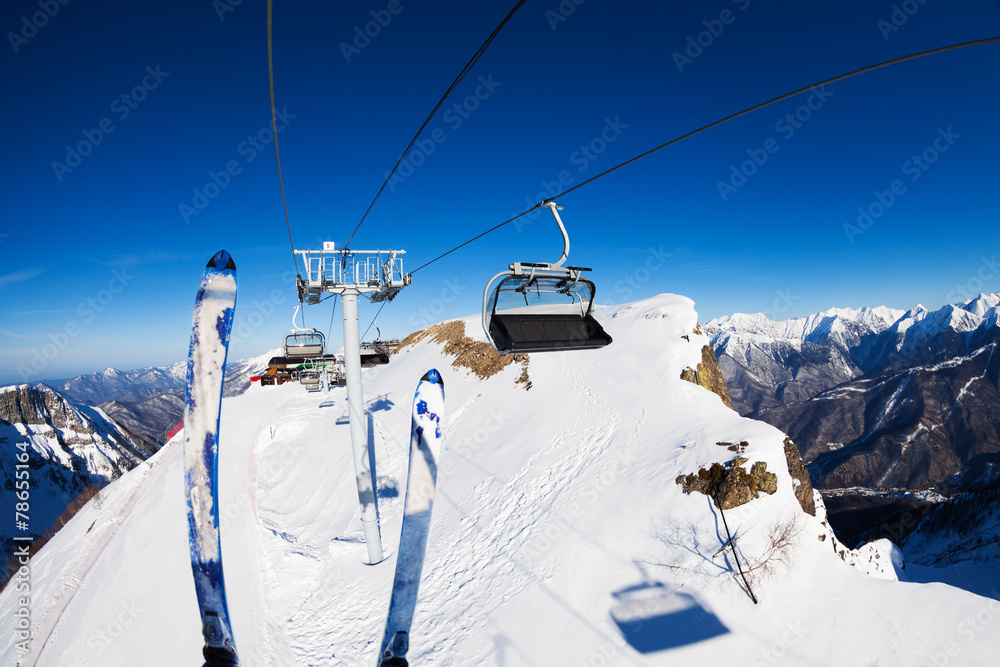 带椅子的滑雪和缆车索道翻山