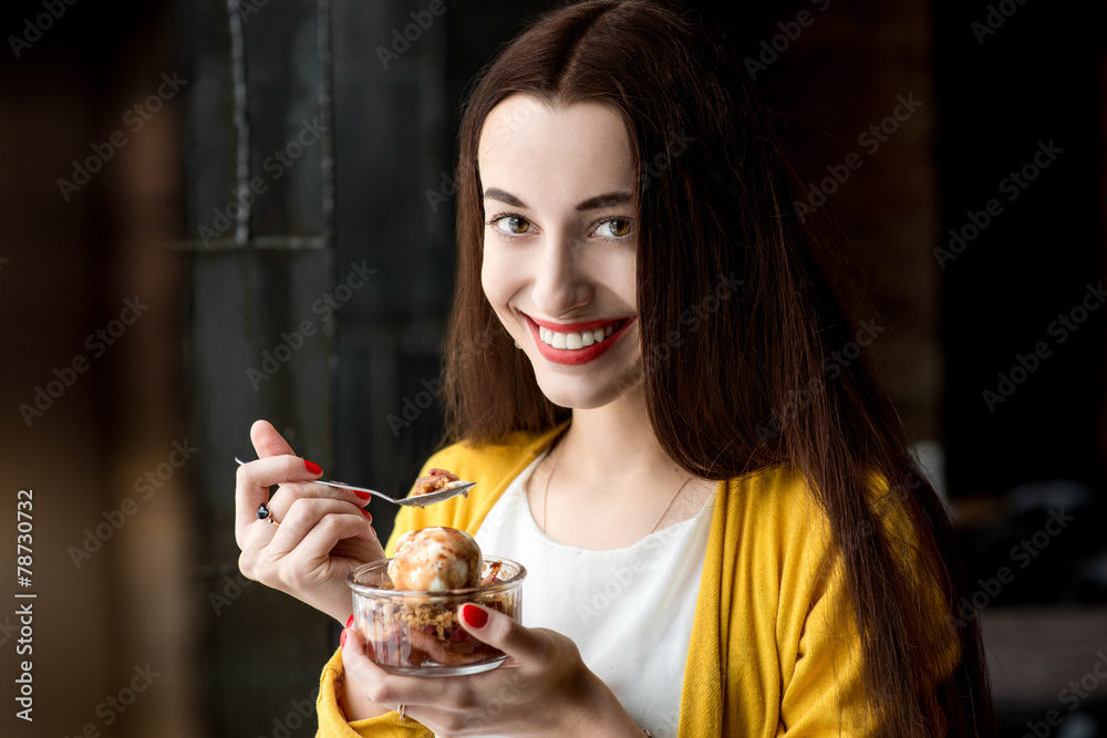 在咖啡馆吃冰淇淋的女人