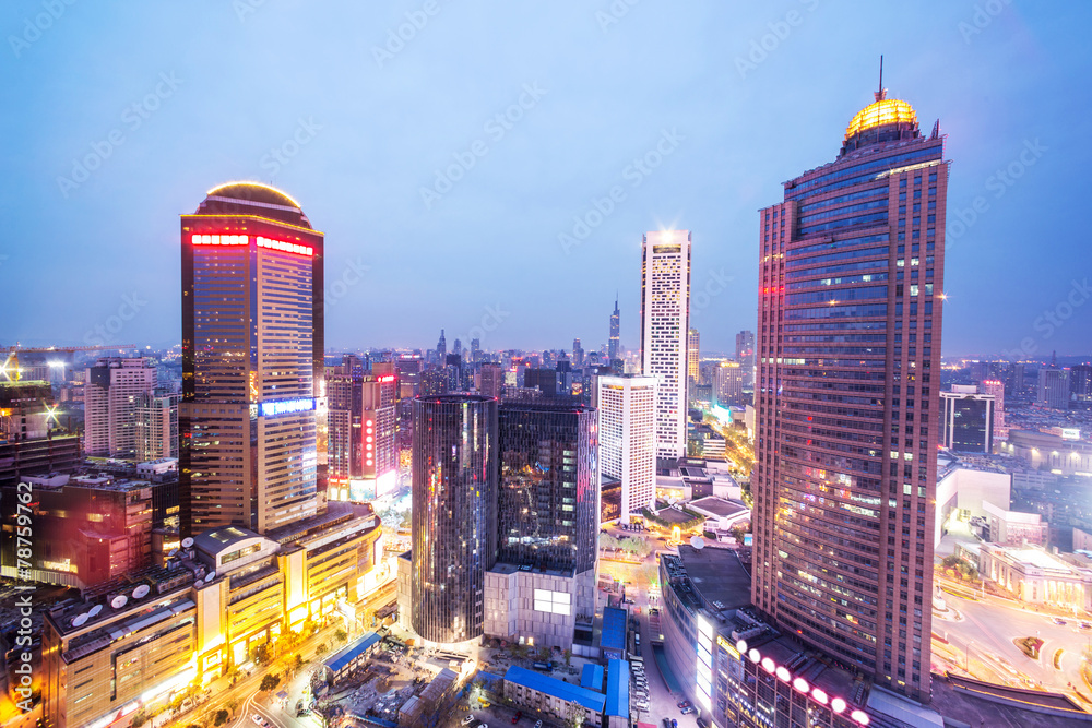 现代城市南京夜晚的天际线和办公楼。