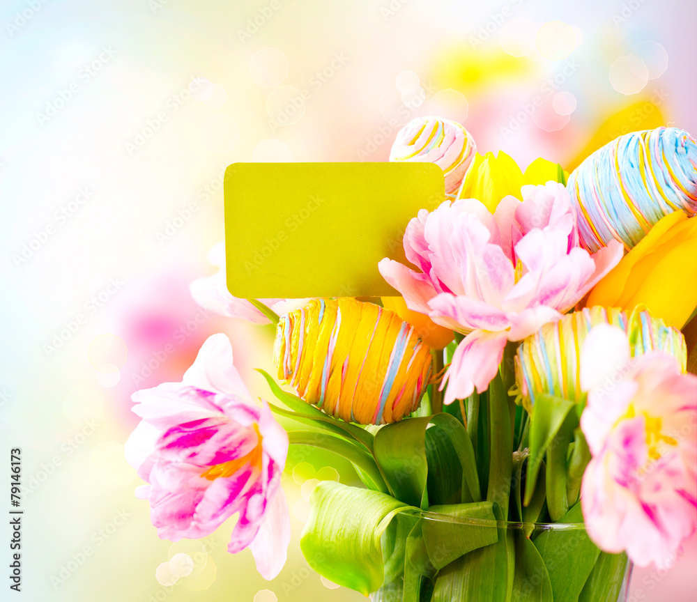复活节节日鲜花与贺卡。五颜六色的郁金香