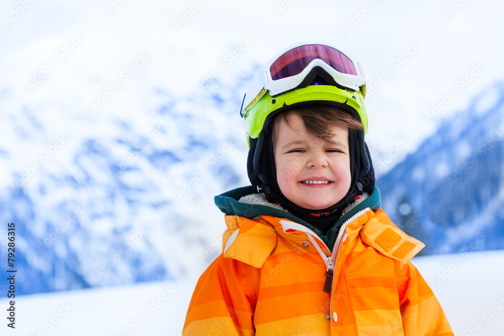戴着滑雪面罩和头盔的小男孩肖像