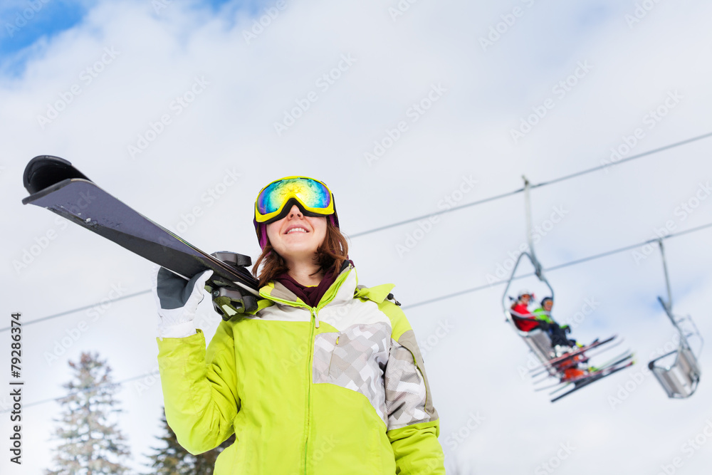 戴着面具、身后有滑雪缆车的快乐女人