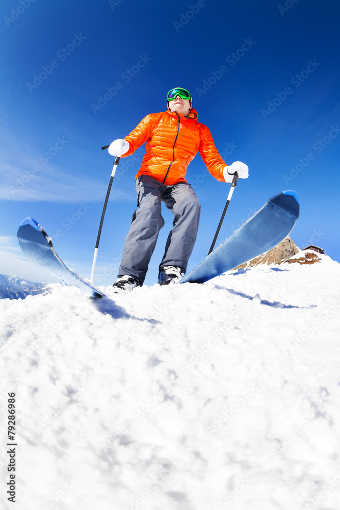 活跃的年轻人准备从下面滑雪