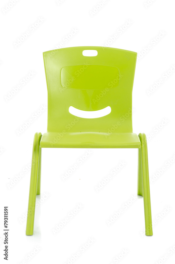 隔离的绿色塑料椅子