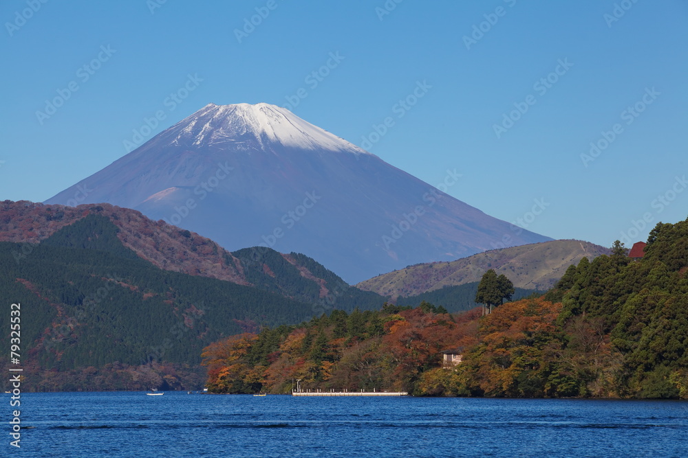 秋天的富士山和阿什湖。