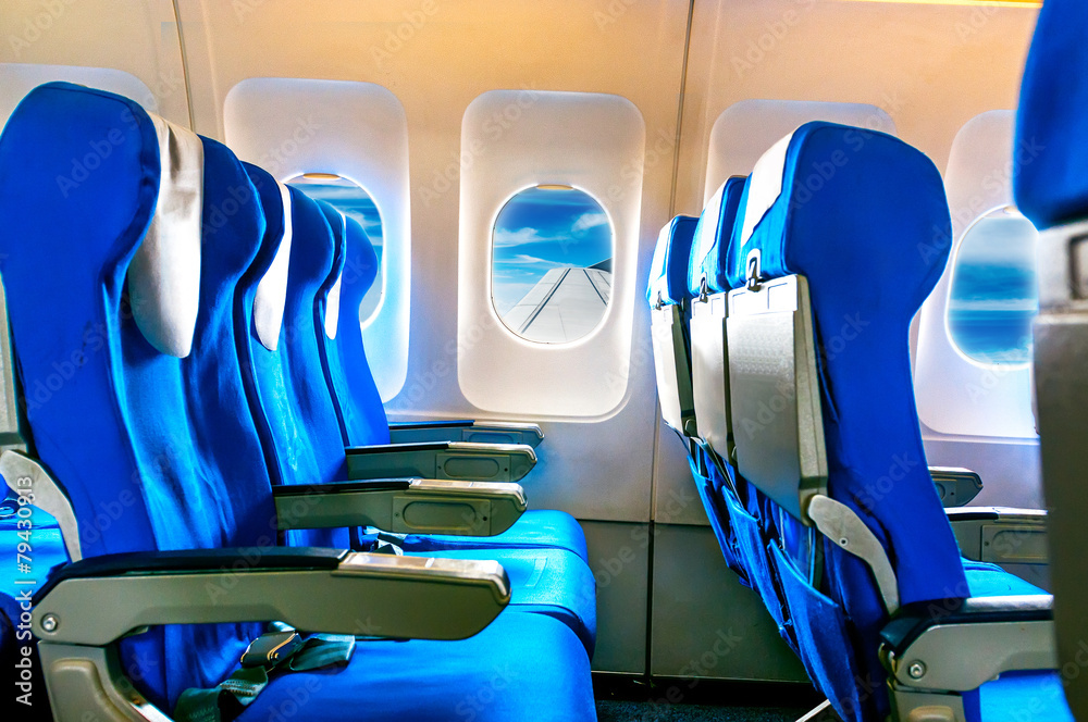 空的飞机座椅和窗户。
