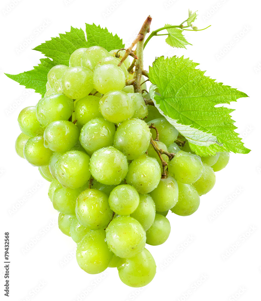 新鲜的带叶子的绿色葡萄。隔离在白色葡萄上