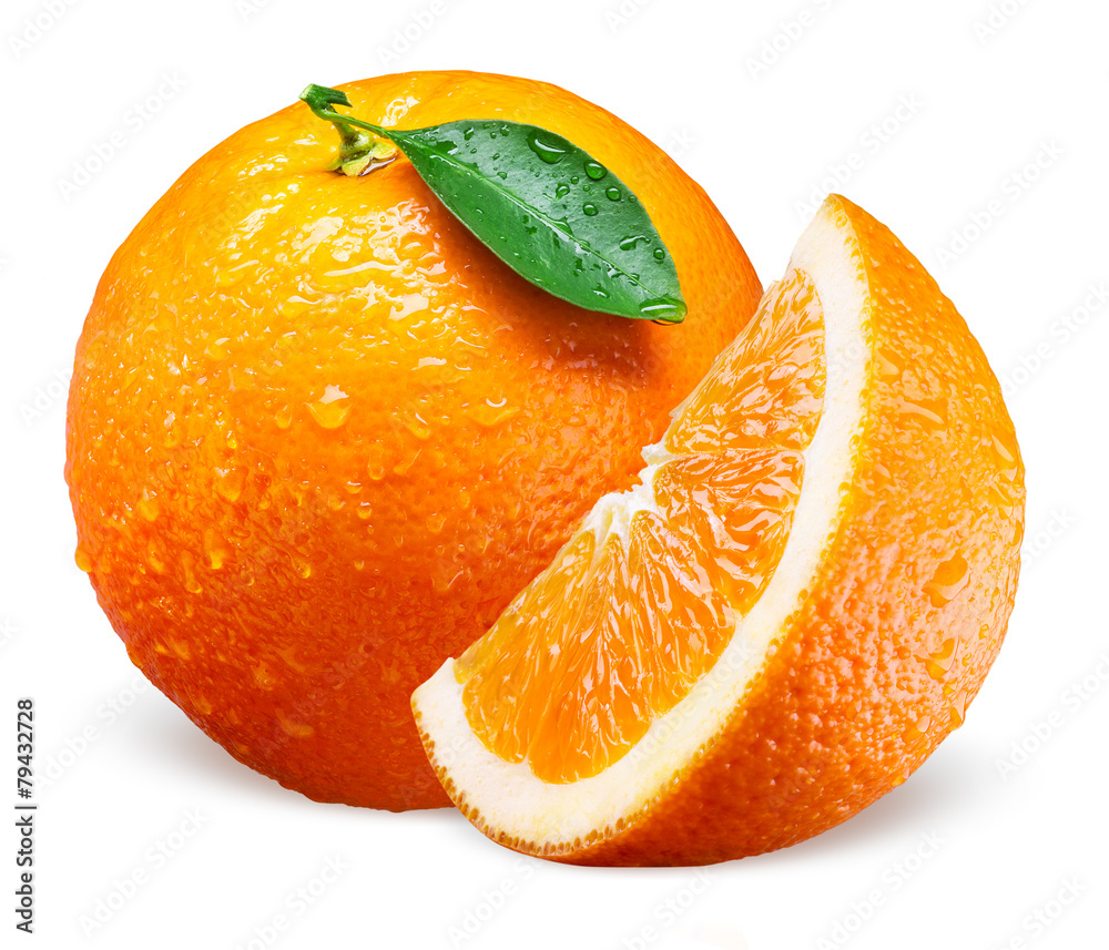 橙色水果，有水滴。整颗、切片和叶子隔离在白色上