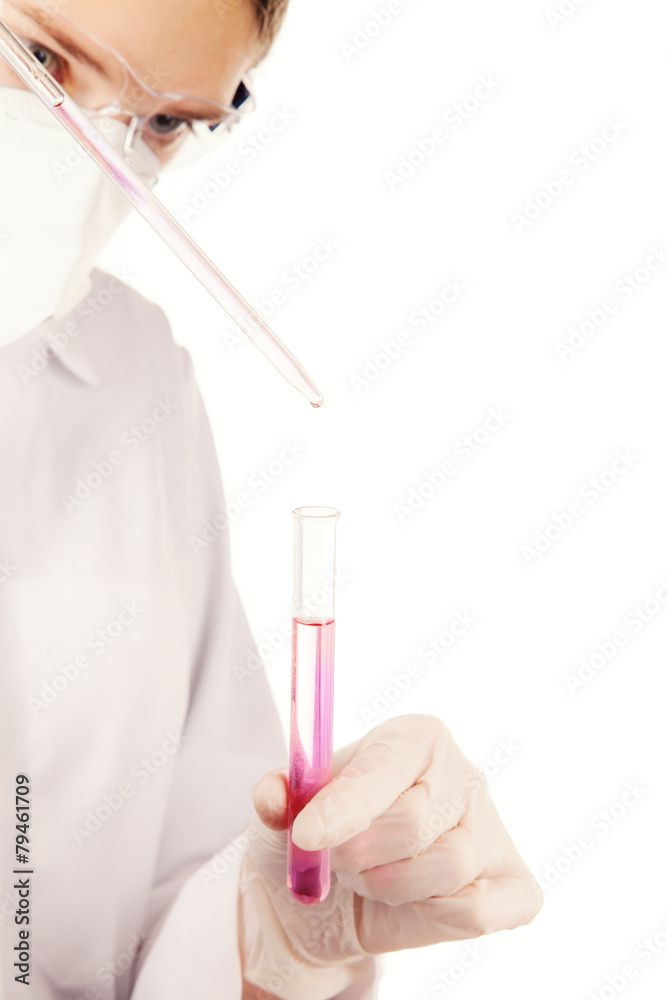 白色分离的实验室助理hodling小瓶和移液管