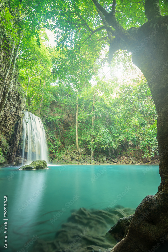 泰国堪察那布里的深林瀑布