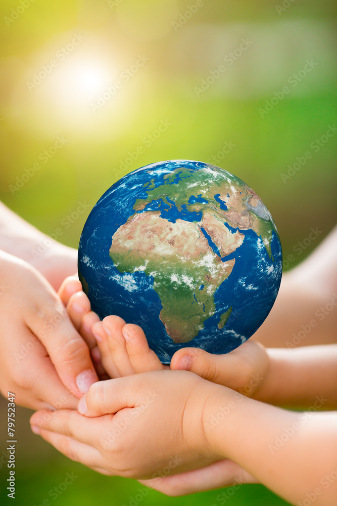 孩子们把地球握在手中