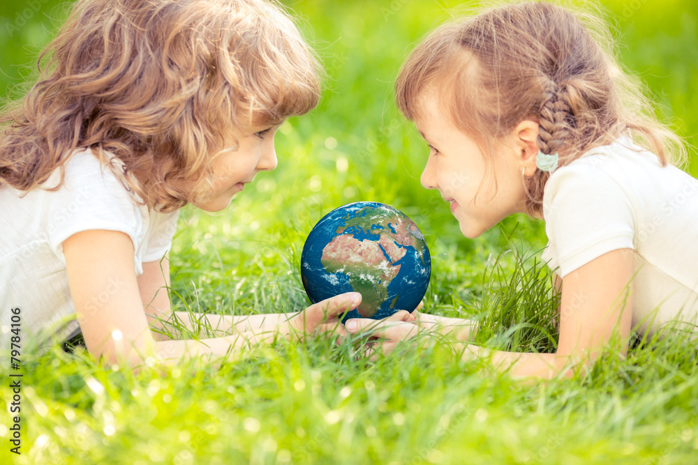 儿童将地球握在手中