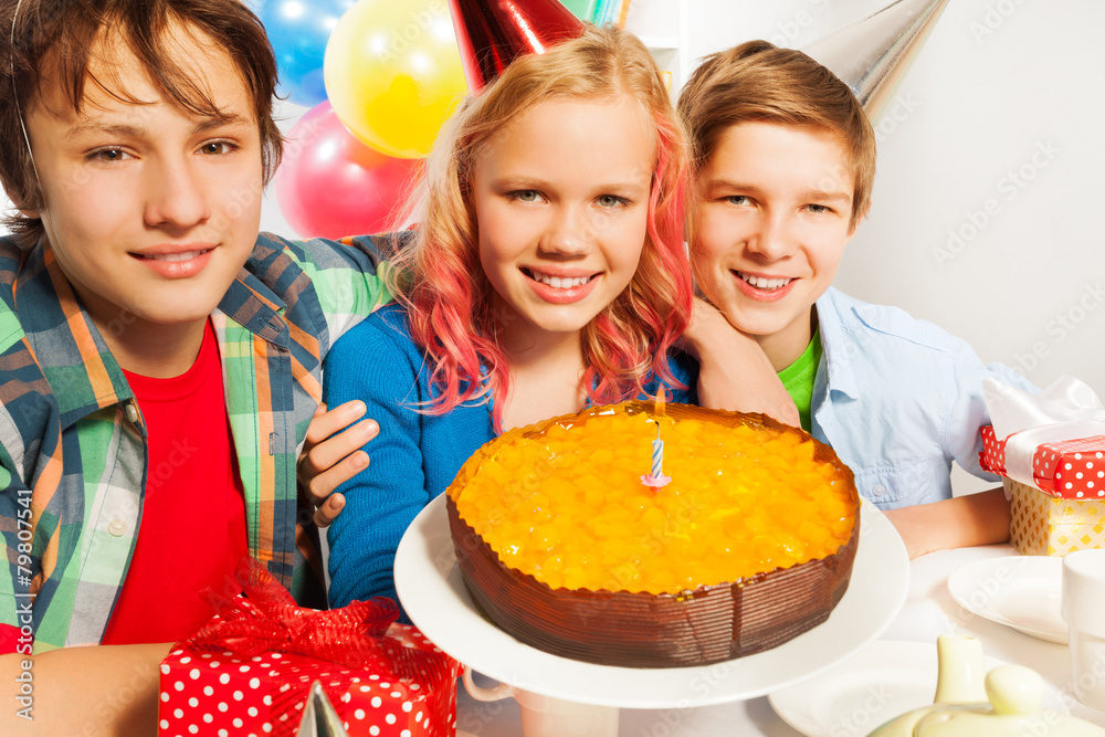 祝孩子们生日蛋糕和蜡烛快乐