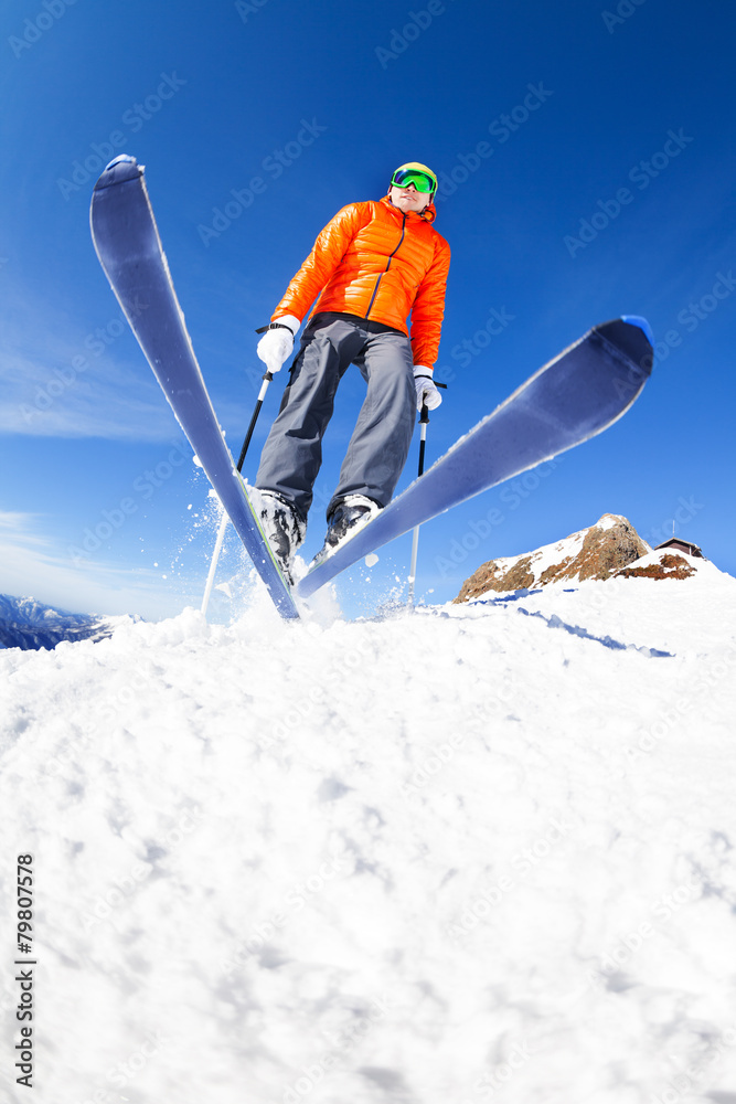 滑雪运动员在冬季从下方跳跃的景象