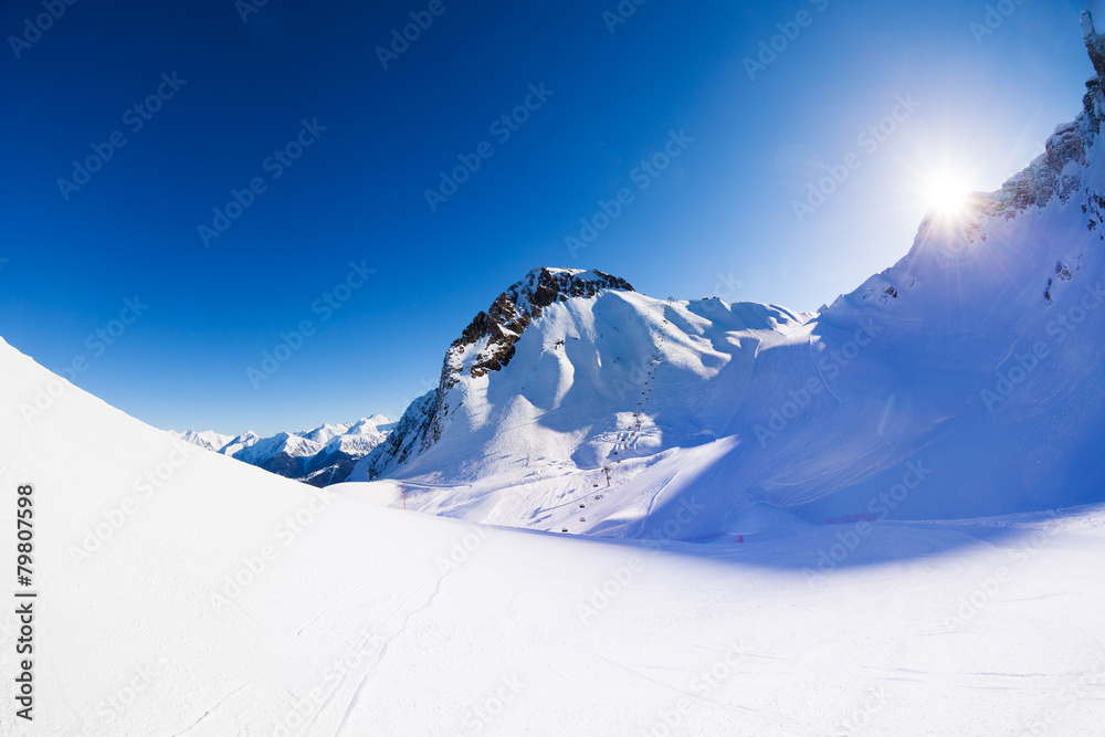 高加索山脉美丽的冬季景观景观