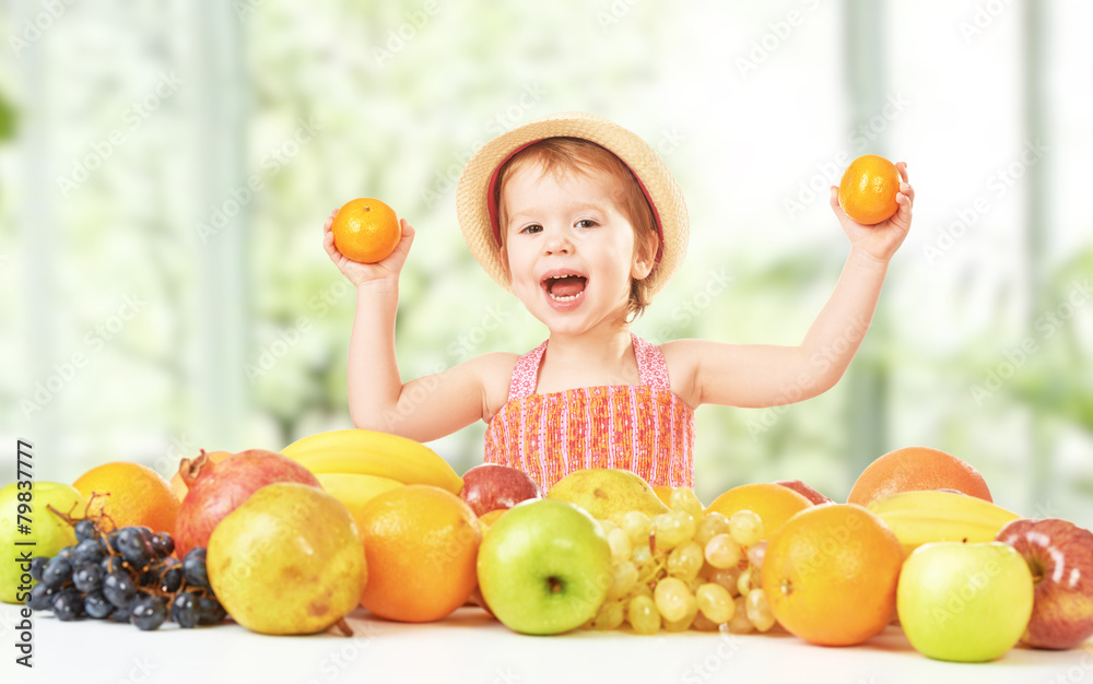 健康食品。快乐的小女孩和一个水果