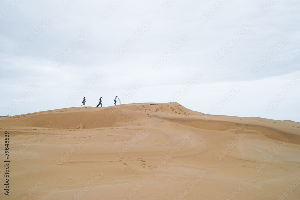 游客穿越阿塔卡马沙漠的沙丘