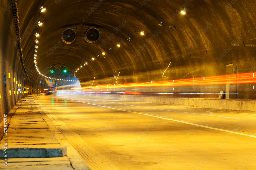 隧道轨道中的抽象汽车