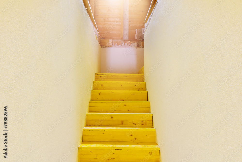 通往闪亮阁楼的木楼梯向上